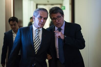 Miguel Ángel Mancera y Ricardo Monreal, coordinadores de los grupos parlamentarios del Partido de la Revolución Democrática (PRD) y Movimiento de Regeneración Nacional (Morena), respectivamente.