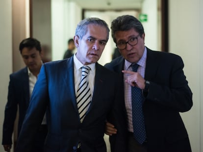 Miguel Ángel Mancera y Ricardo Monreal, coordinadores de los grupos parlamentarios del Partido de la Revolución Democrática (PRD) y Movimiento de Regeneración Nacional (Morena), respectivamente.