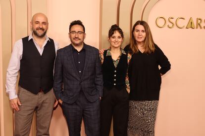 El equipo de 'La sociedad de la nieve' ha acudido al almuerzo de los Oscar. Optan a dos estatuillas, por mejor película internacional y al mejor maquillaje y peluquería. Además de J. A. Bayona, su director (segundo por la izquierda) en la comida en el Beverly Hilton han estado los técnicos de maquillaje y prótesis David Martí (primero) y Montse Ribé (tercera), que ya lograron el Oscar en 2007 por 'El laberinto del fauno', de Guillermo del Toro, y la maquilladora Ana López-Puigcerver (cuarta).