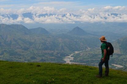 No vale do Cauca (Colômbia) se encontraram sedimentos procedentes do arco do Panamá (ao fundo) com 15 milhões de anos de idade.