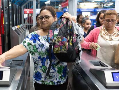 Ana da Silva Santos Lucena, ao pegar o metro, nesta sexta.