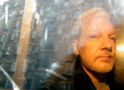 Imagem de arquivo de Julian Assange, refletido na janela de seu quarto em Londres, em 1º de maio de 2019.