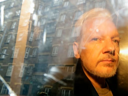 Imagem de arquivo de Julian Assange, refletido na janela de seu quarto em Londres, em 1º de maio de 2019.