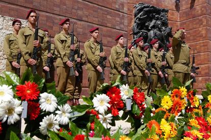 Soldados israelíes durante la celebración, el 24 de abril de 2017. Los presentes permanecieron en silencio durante dos minutos en que las sirenas sonaron para rememorar las seis millones de víctimas judías del Holocausto.