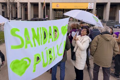 Representantes de la organización Vecinas y Vecinos de Barrios y Pueblos de Madrid se reúnen con la ministra de Sanidad, Mónica García, este lunes.