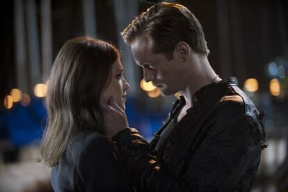Alexander Skarsgård y Lucy Griffiths, en un momento de la quinta temporada de 'True blood'