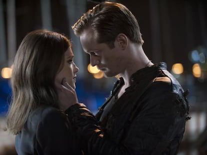 Alexander Skarsgård y Lucy Griffiths, en un momento de la quinta temporada de 'True blood'