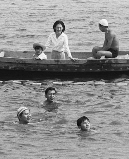 Naruhito será coronado el próximo 1 de mayo como el 126º emperador japonés, en una dinastía que se remonta hasta 2.600 años atrás. En la fotografía, Akihito nada con el príncipe Naruhito en el año 1968. En el bote, la emperatriz Michiko y el príncipe Fumihito contemplan la escena.