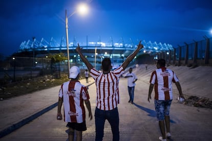 Hinchas del Junior se acercan al Metropolitano para una velada de Copa Libertadores.