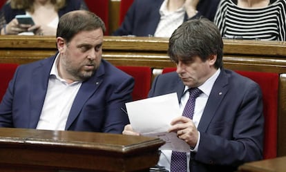 Junqueras y Puigdemont en el Parlament el 15 de junio.