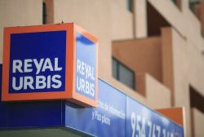 Logo de Reyal Urbis en una de sus oficinas.