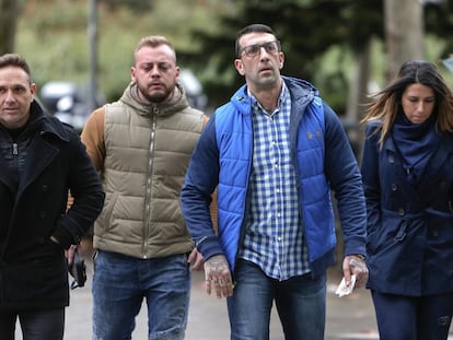 El neonazi, Vicente Estruch, conocido El Alfarrasí y dirigente de Yomus, vestido de azul, llega a declarar a los juzgados de Valencia con varios acompañantes.