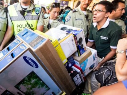 Cidadãos de Caracas compram eletrodomésticos há duas semanas.
