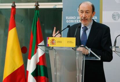 El ministro del Interior, Alfredo Pérez Rubalcaba, durante la rueda de prensa posterior a su reunión con el consejero Rodolfo Ares.