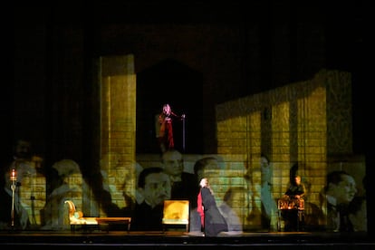 La 'mezzo' Elena Zhidkova (arriba), la soprano Jessica Pratt (centro) y el bajo-barítono Simón Orfila (derecha) durante la escena del fantasma del tercer acto, de 'Los cuentos de Hoffmann', ayer en Bilbao".