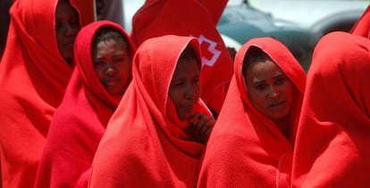 Un grupo de mujeres desembarcadas en el puerto de Algeciras hacen cola el pasado 21 de julio.