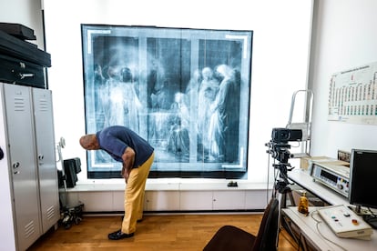Santiago Herrero observa la radiografía tomada a la obra 'Las Marías en el sepulcro', de Federico de Madrazo.
