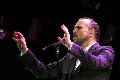 Miguel Bosé, anoche durante el primero de los cinco conciertos que dará en Madrid esta semana.