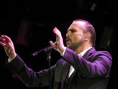 Miguel Bosé, anoche durante el primero de los cinco conciertos que dará en Madrid esta semana.