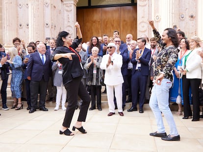 Los bailaores Manuela Carrasco y Farruquito celebraban este miércoles la aprobación de la Ley del Flamenco frente al Parlamento andaluz.