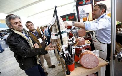 Cata de embutidos italianos en uno de los estands de Madrid Fusión.