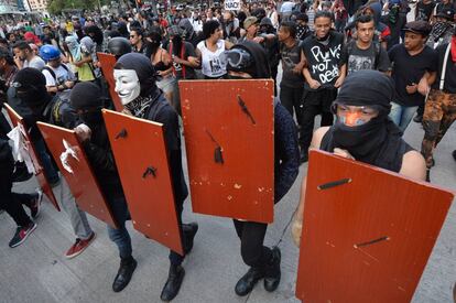 Os adeptos da tática black bloc - que defendam a depredação do patrimônio como tática política - foram à frente da marcha.