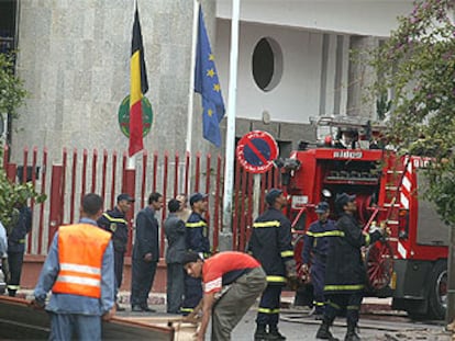 Un equipo de bomberos de Casablanca trabajaba ayer frente al Consulado de Bélgica.