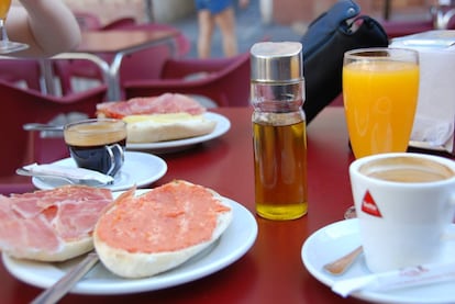 Um bom café da manhã pode consistir em uma caneca de café, fruta ou suco e um par de torradas.