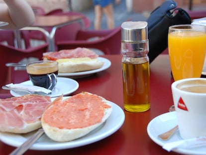 Um bom café da manhã pode consistir em uma caneca de café, fruta ou suco e um par de torradas.