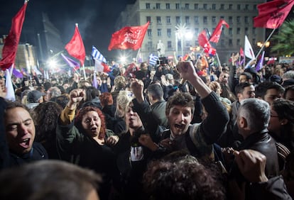 Simpatizantes del partido Syriza celebran con su líder Alexis Tsipras la victoria en las elecciones en Atenas.
