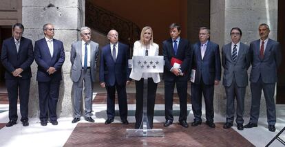 Cifuentes rodeada ayer por el consejero de Educaci&oacute;n y los seis rectores de las universidades p&uacute;blicas de Madrid