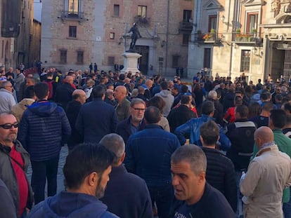 Concentración de policías municipales en la plaza de la Villa el pasado martes.