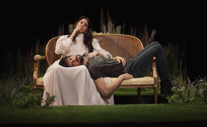 Fernanda Orazi y Francesco Carril, en 'Doña Rosita, anotada'.