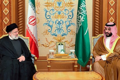 El príncipe heredero y primer ministro de Arabia Saudí, Mohamed bin Salmán, recibe al presidente iraní, Ebrahim Raisi, en Riad. 