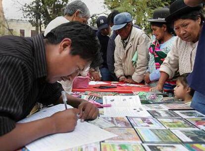 Un ciudadano se inscribe en una mesa de afiliaciones del Movimiento al Socialismo (MAS) del presidente Evo Morales.