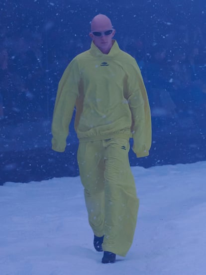 El chándal amarillo, penúltimo ‘look’ del desfile.