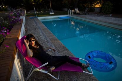 Raquel Muñoz-Calero posa en la piscina sobre una tumbona.