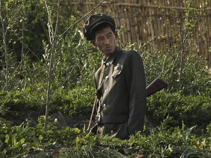 Un soldado norcoreano en mayo junto a la frontera con China.