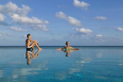 Una piscina infinita es sin duda un buen lugar para sentirse rodeado de azul. Esta, del Veligandu Island Resort and Spa, en las Maldivas, es un buen ejemplo. El azul de la piscina se funde con el de la laguna justo enfrente. Y a dos pasos se encuentra el bar del hotel, donde los huéspedes se pueden hacer con un cóctel para acompañar la vista.