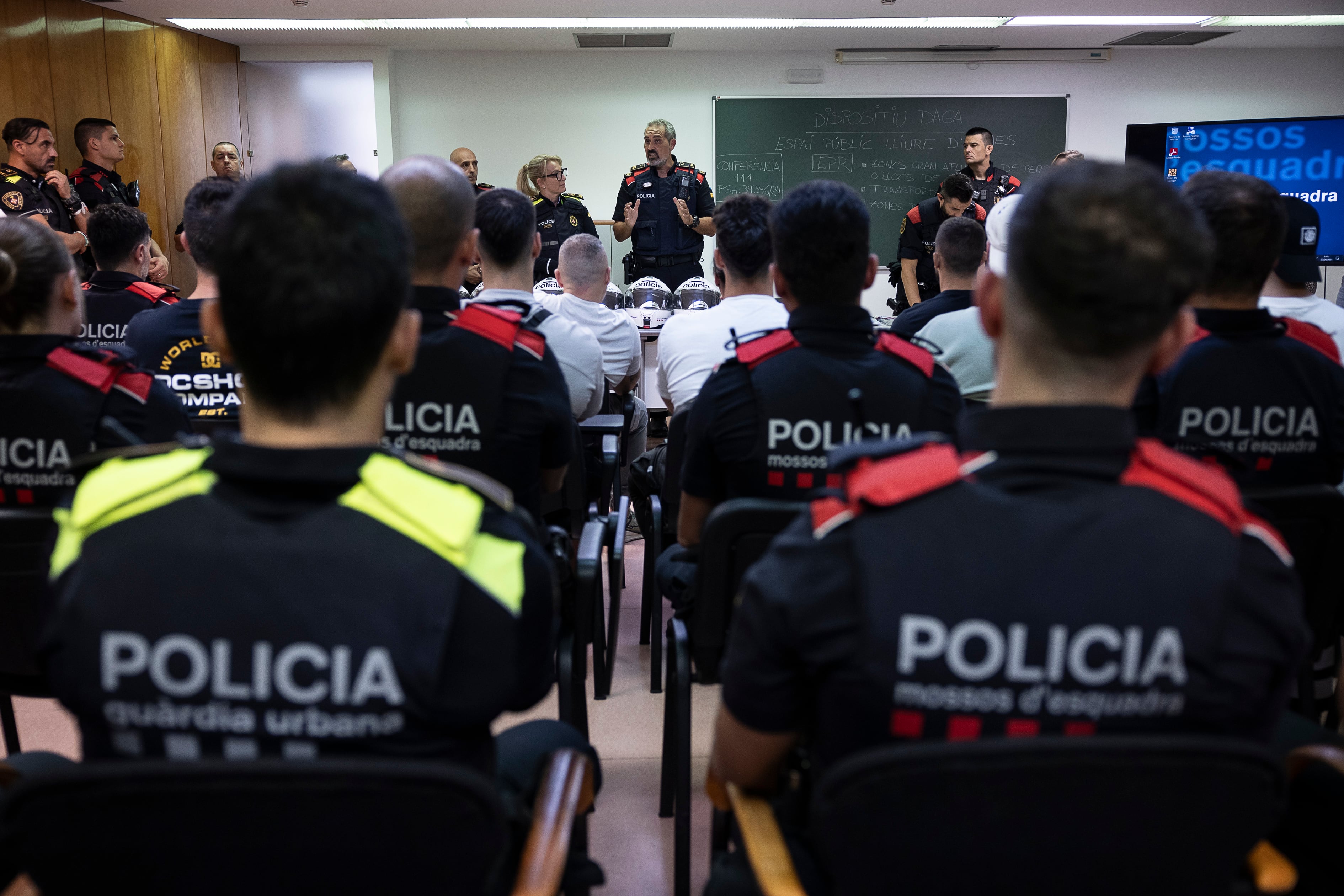 Briefing policial en el inicio del turno de tarde realizado en el interior de la comisaria de los mossos de Ciutat Vella, este viernes.