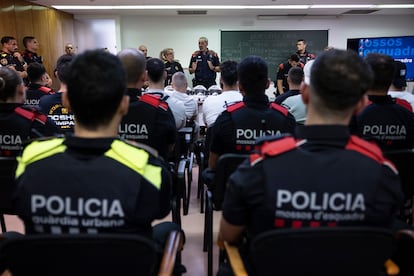 En la imagen, briefing policial en el inicio del turno realizado en el interior de la comisaria de los mossos de Ciutat Vella, en Barcelona, en una imagen de archivo.