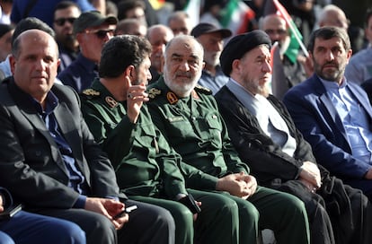 El jefe de la Guardia Revolucionaria Islámica, Hossein Salami, en el centro de la imagen, asiste a una ceremonia con motivo del primer aniversario de la muerte del presidente iraní Ebrahim Raisí, en Teherán, Irán, el 15 de mayo de 2025.