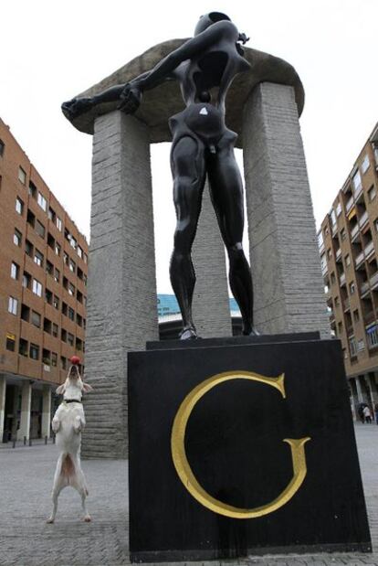 Plaza de Felipe II, de donde ha desaparecido la bola de la escultura de Dalí.