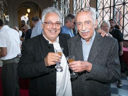 Agust&iacute;n P&aacute;niker (izquierda) y su padre Salvador, ayer en la fiesta de Kair&oacute;s.