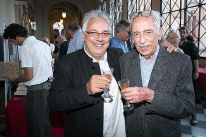 Agustín Pániker (izquierda) y su padre Salvador, ayer en la fiesta de Kairós.