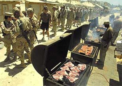 Soldados de EE UU celebran el Día de la Independencia en la base norteamericana de Bagram.