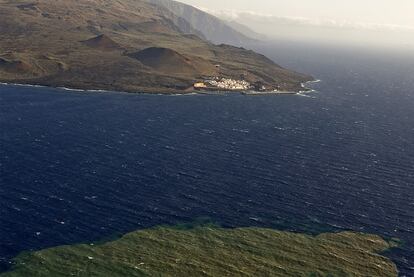 Imagen de una de las manchas detectadas en la costa sur de El Hierro, con el pueblo de La Restinga al fondo.