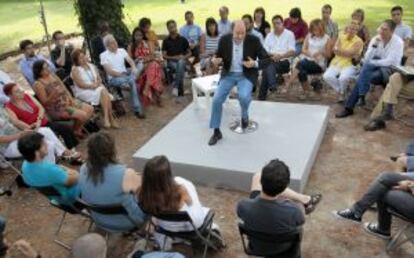 Rubalcaba, ante los voluntarios que participan en los preparativos de su candidatura, hoy en Galapagar.