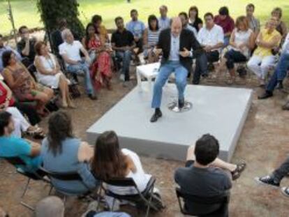 Rubalcaba, ante los voluntarios que participan en los preparativos de su candidatura, hoy en Galapagar.