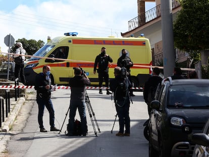 La policía vigiliaba la escena del crimen, este viernes en Atenas.